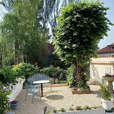 Les Chenes Bed & Breakfast 3*